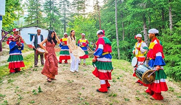 the_traditional_chholiya_dance_of_kumaon_is_very_similar_to_the_bagpiper_dance_of_scotland